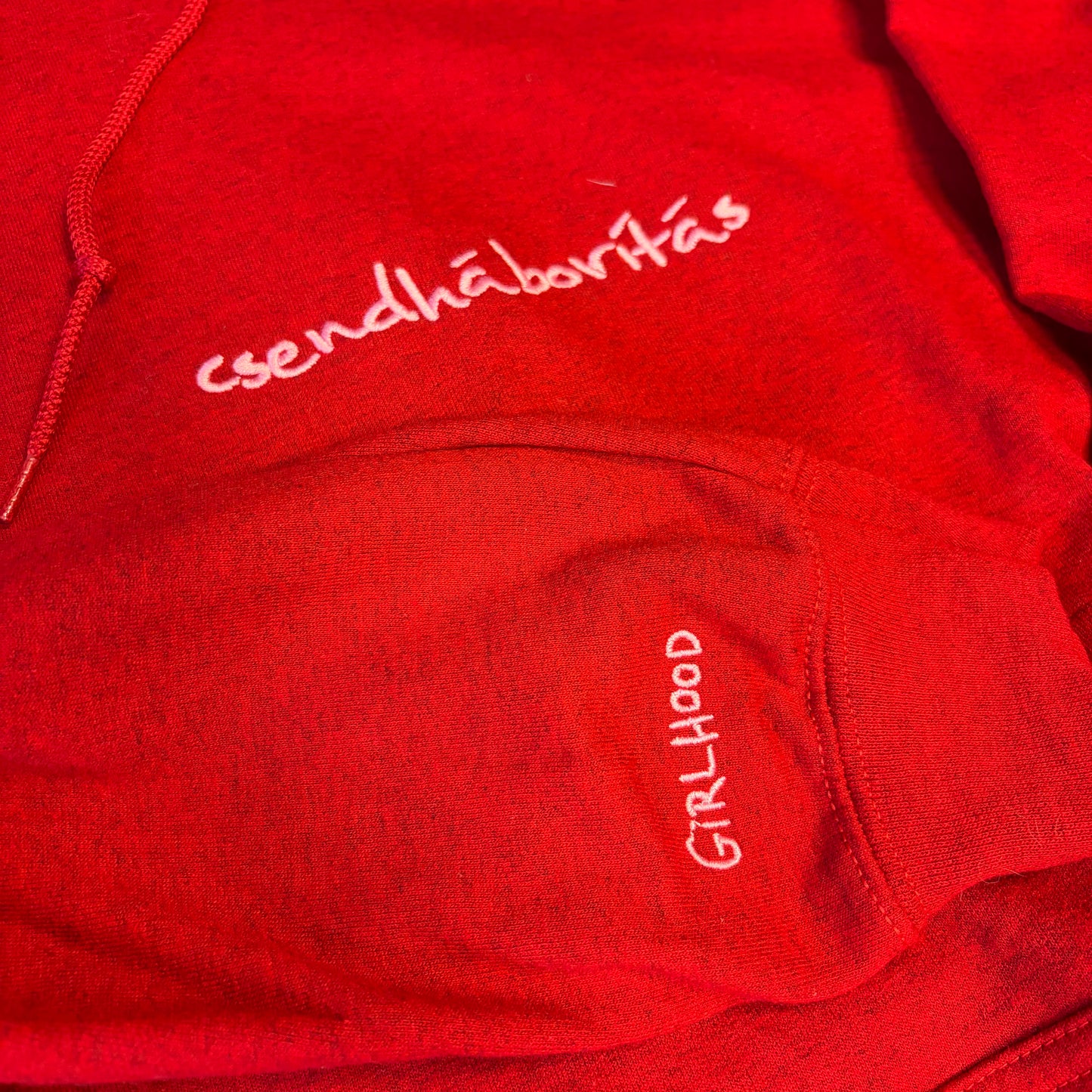 girlhood csendháborítás?! hímzett pulcsi